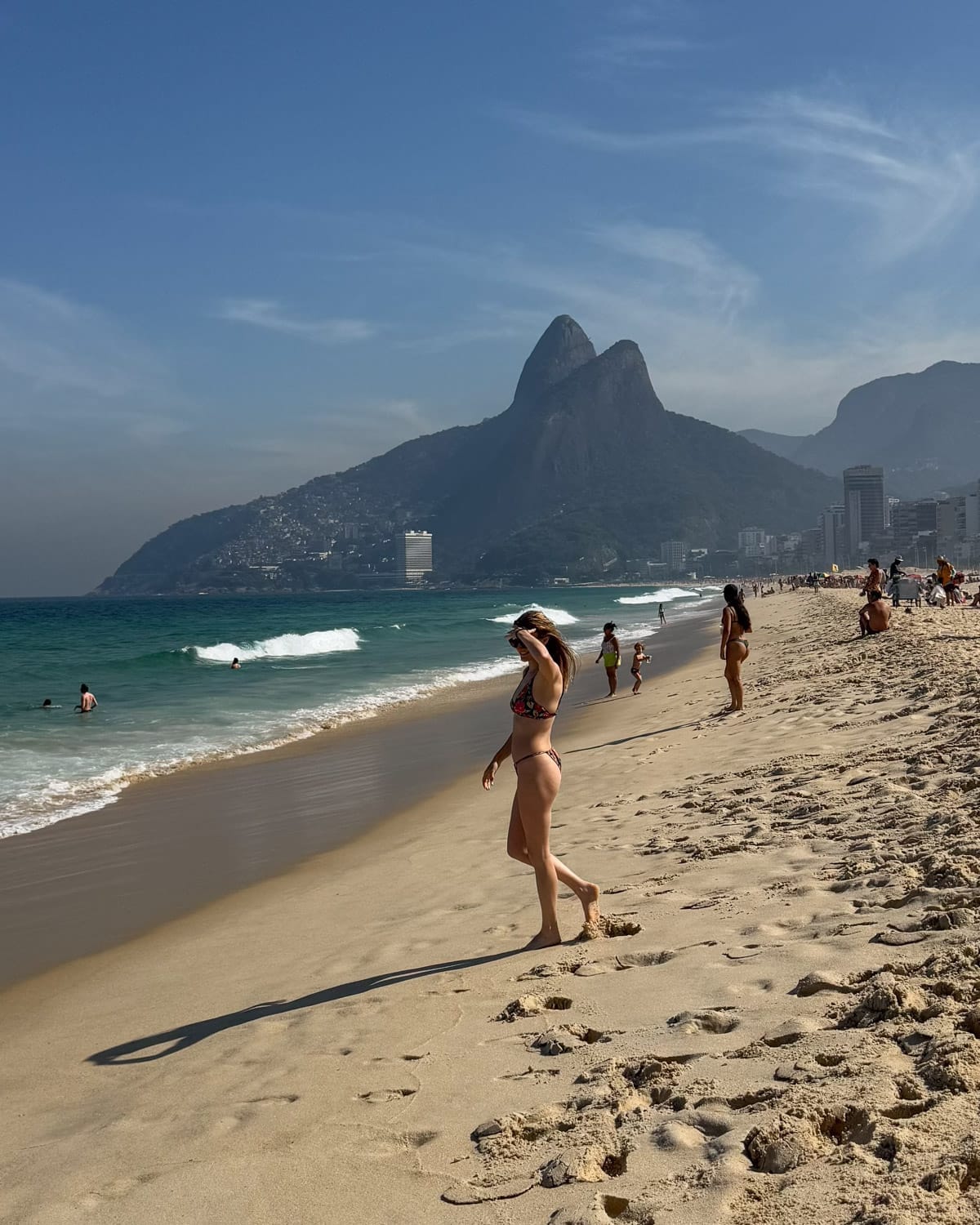 Cec walking down Ipanema beach without belongings